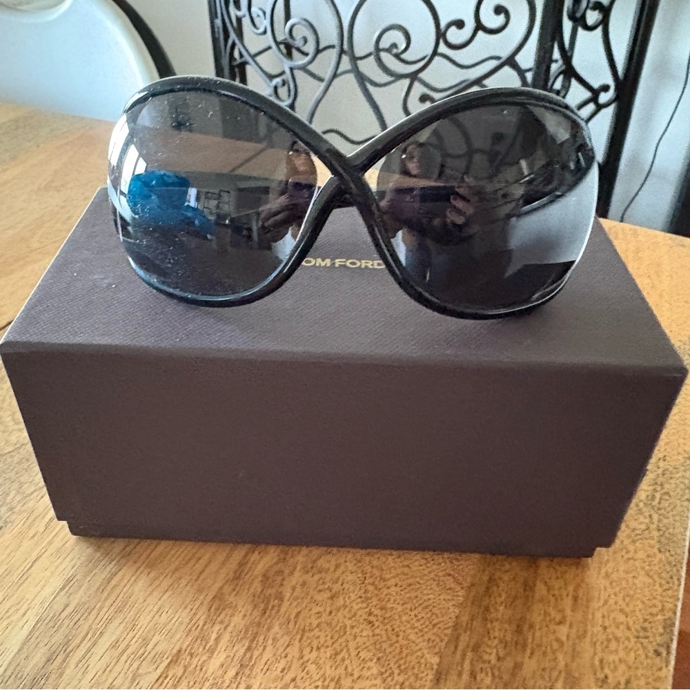 Authentic Tom ford sunglasses. Excellent condition - Picture 3 of 5